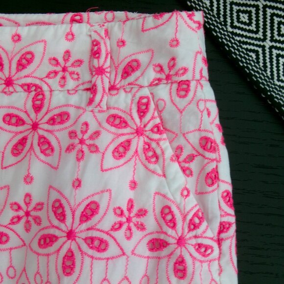 Like New Crown & Ivy Scalloped Hem Eyelet Shorts Pink and White 6 - Picture 8 of 8